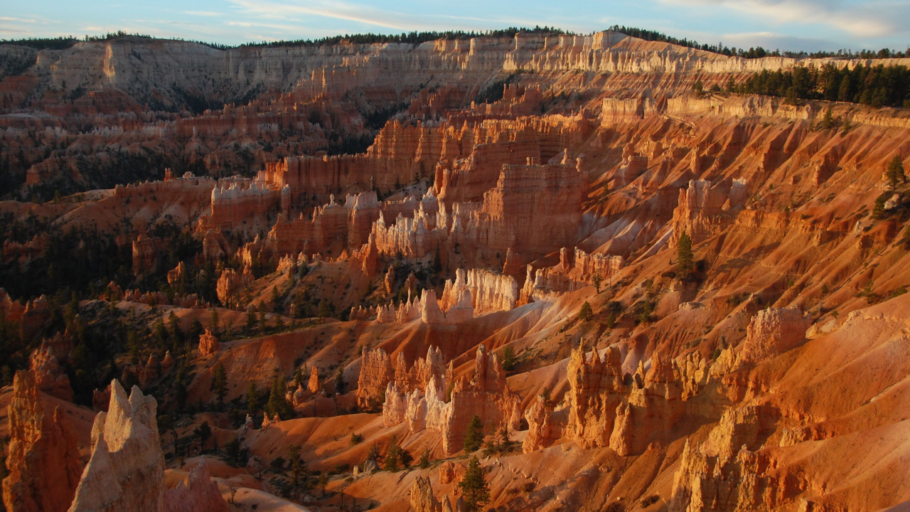 Brauner Felsiger Berg Unter Blauem Himmel Tagsüber. Wallpaper in 1280x720 Resolution