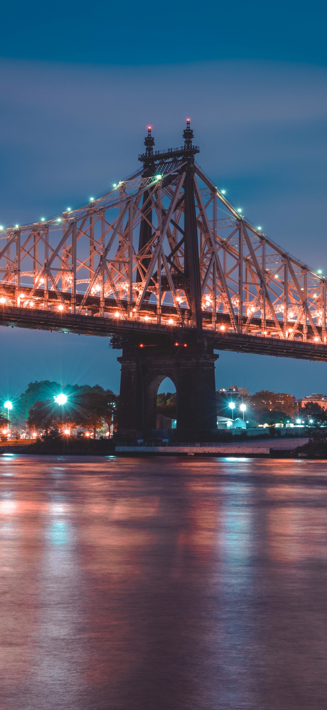Pont Au-dessus de L'eau Pendant la Nuit. Wallpaper in 1125x2436 Resolution