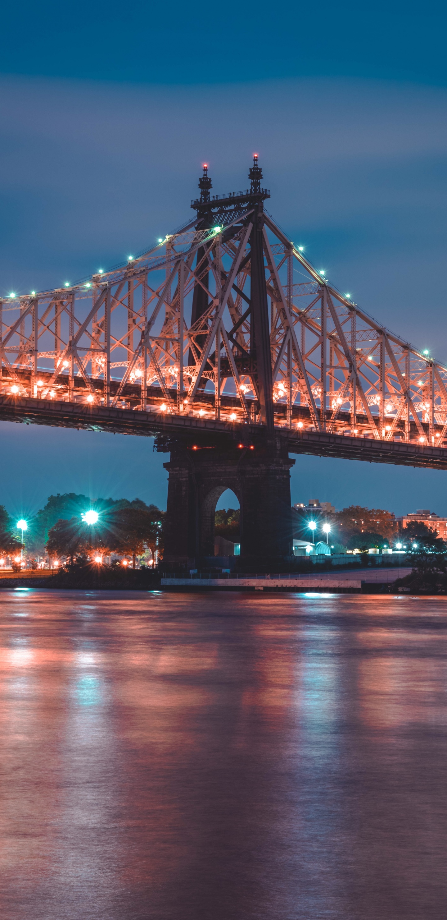 Pont Au-dessus de L'eau Pendant la Nuit. Wallpaper in 1440x2960 Resolution
