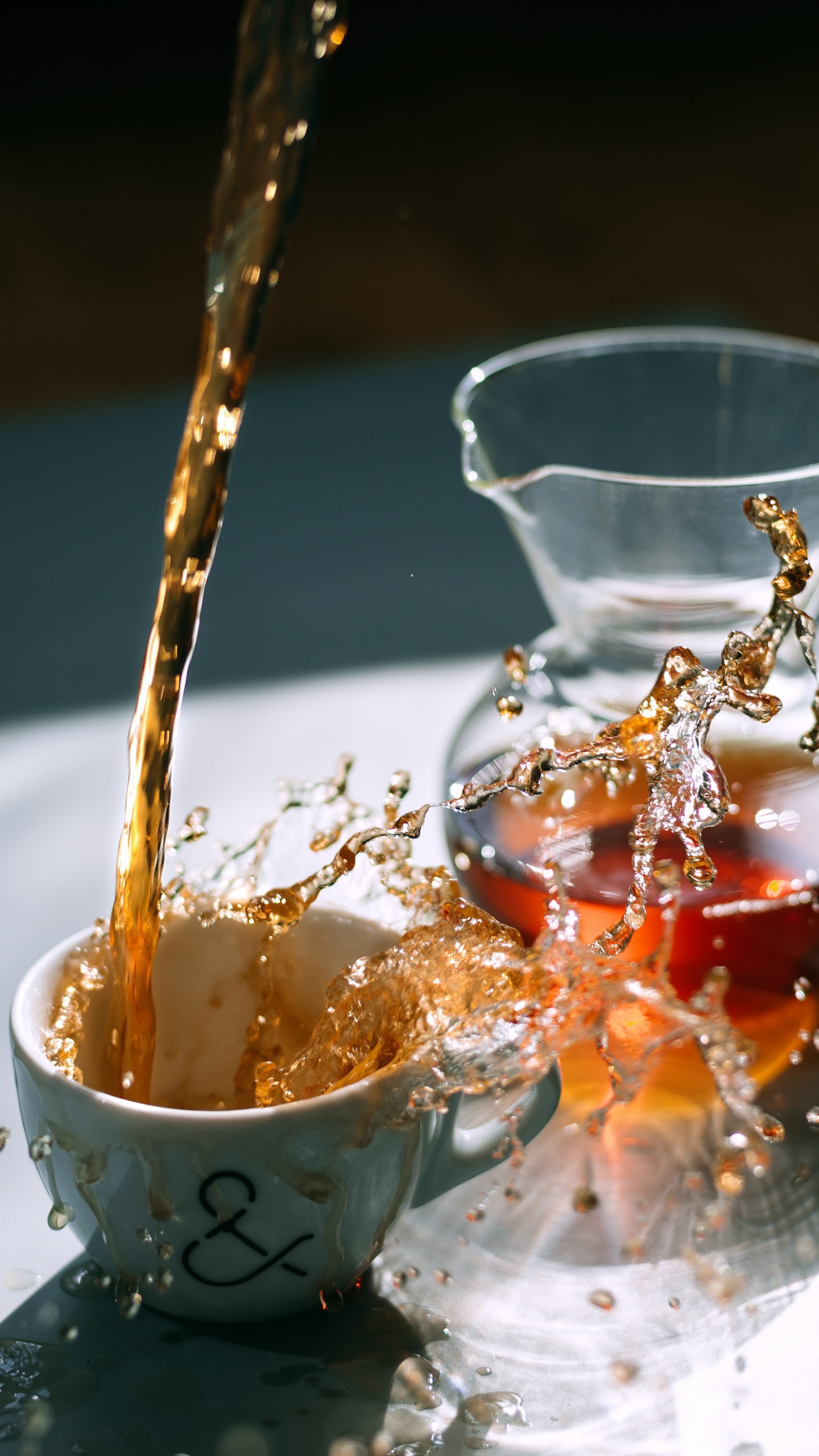 Water Pouring on White Ceramic Cup. Wallpaper in 1440x2560 Resolution