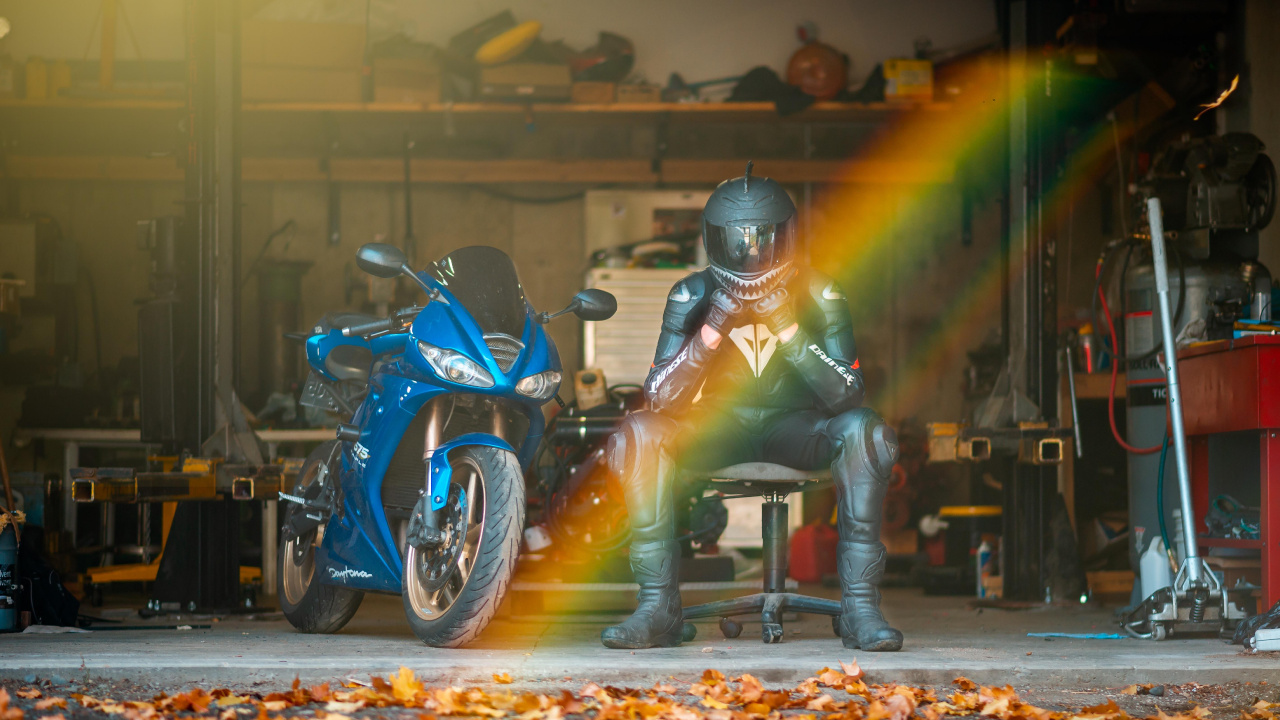 Man in Green and Gray Suit Riding Blue Sports Bike. Wallpaper in 1280x720 Resolution