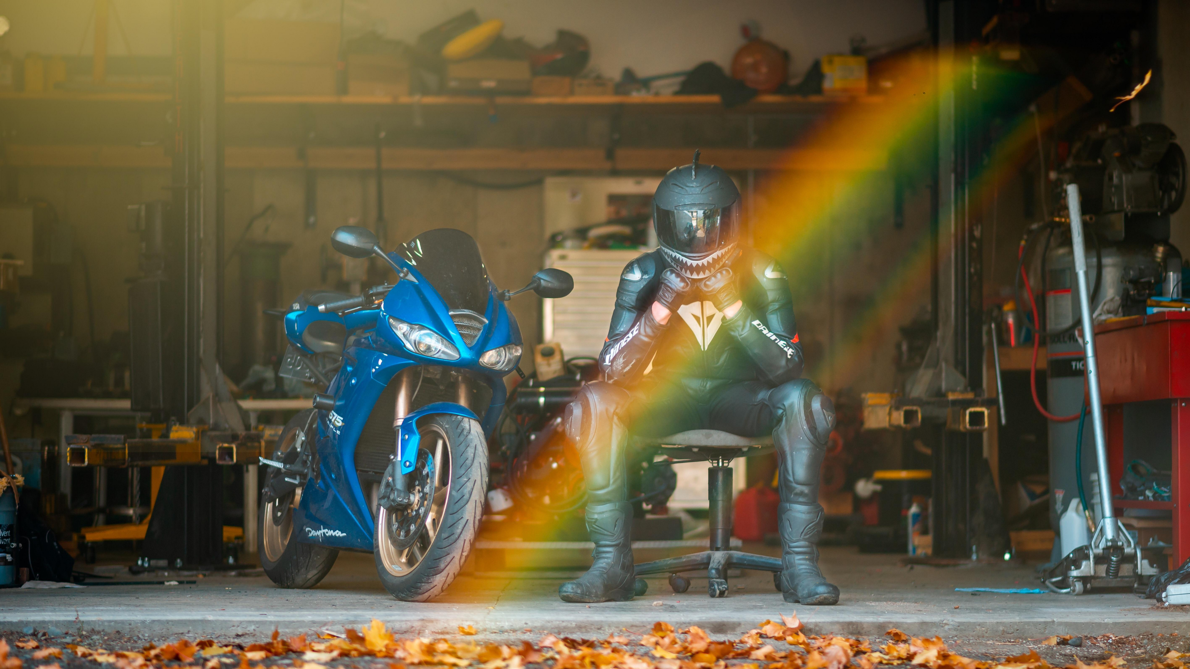 Man in Green and Gray Suit Riding Blue Sports Bike. Wallpaper in 3840x2160 Resolution