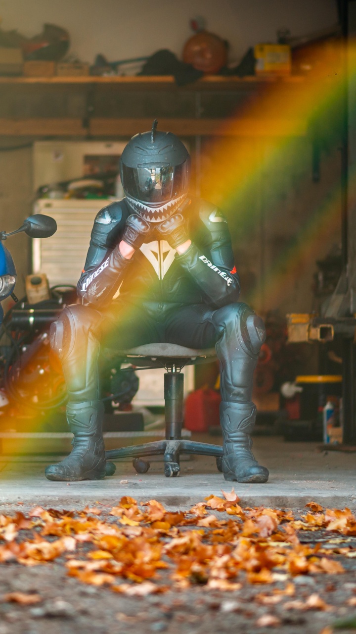 Man in Green and Gray Suit Riding Blue Sports Bike. Wallpaper in 720x1280 Resolution