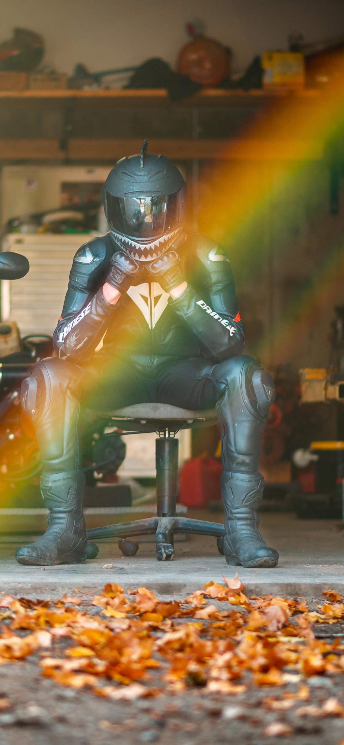 Homme en Costume Vert et Gris Faisant du Vélo de Sport Bleu. Wallpaper in 1125x2436 Resolution