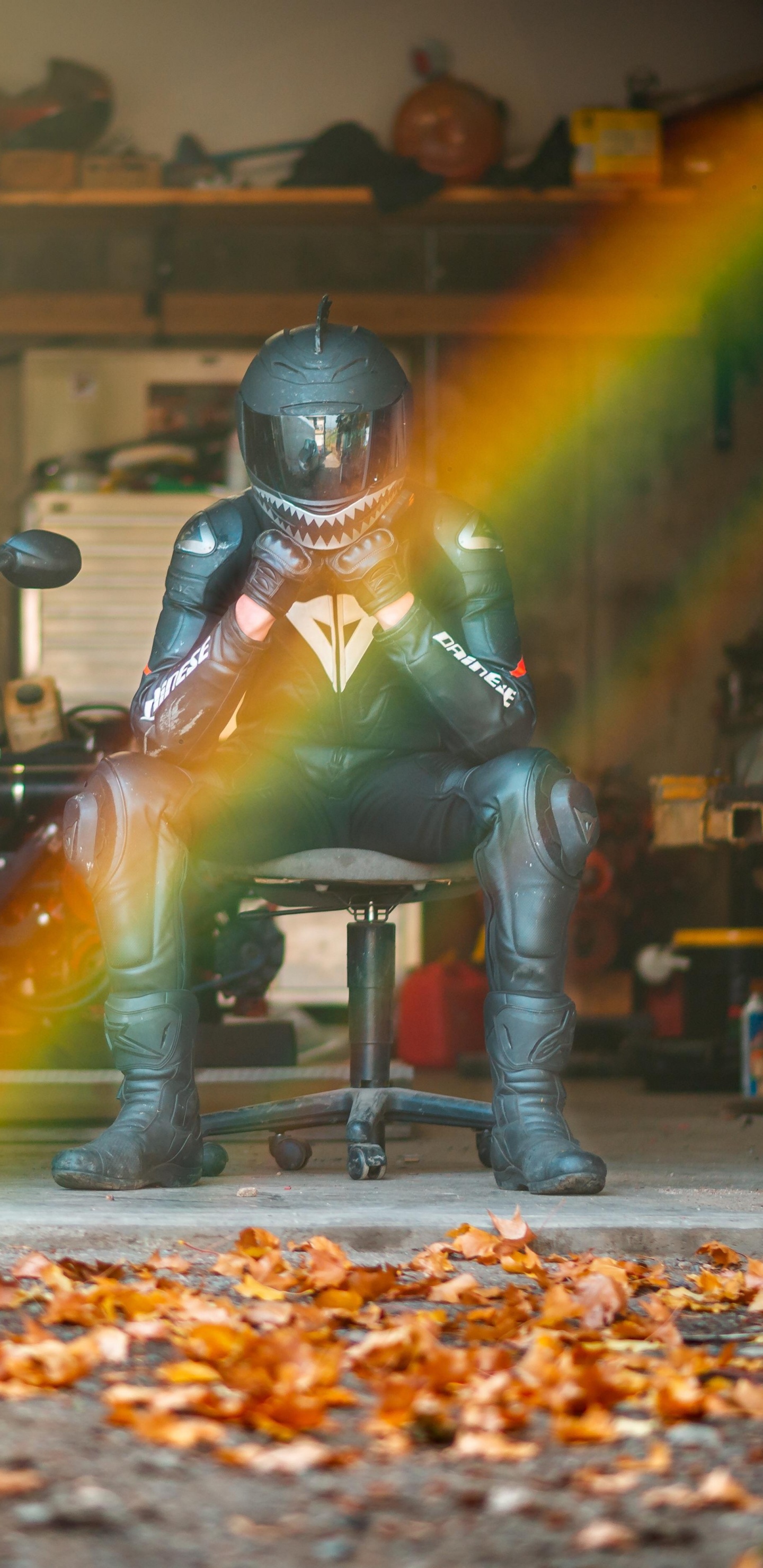 Homme en Costume Vert et Gris Faisant du Vélo de Sport Bleu. Wallpaper in 1440x2960 Resolution