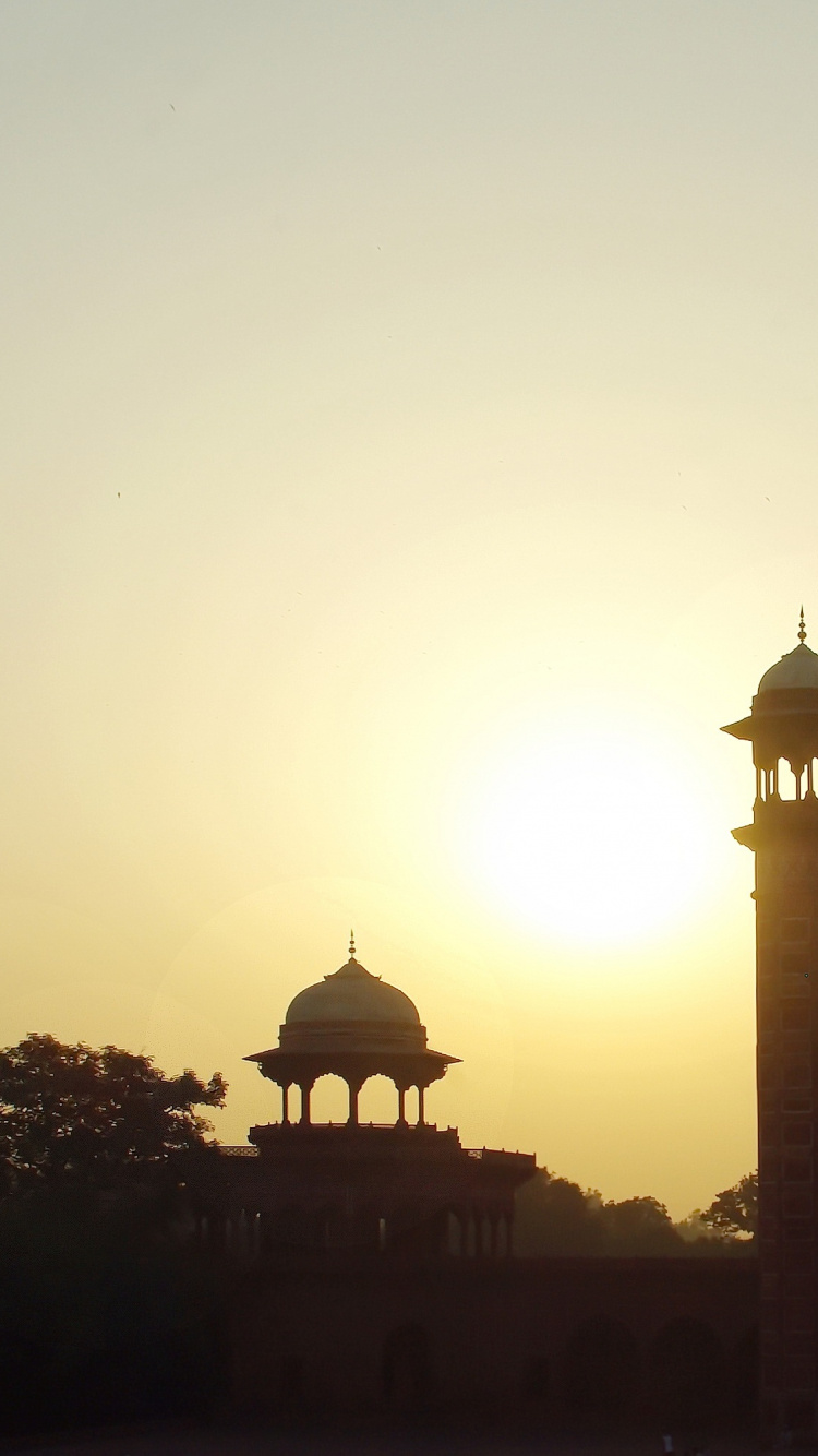 Bâtiment en Béton Brun Pendant le Coucher du Soleil. Wallpaper in 750x1334 Resolution