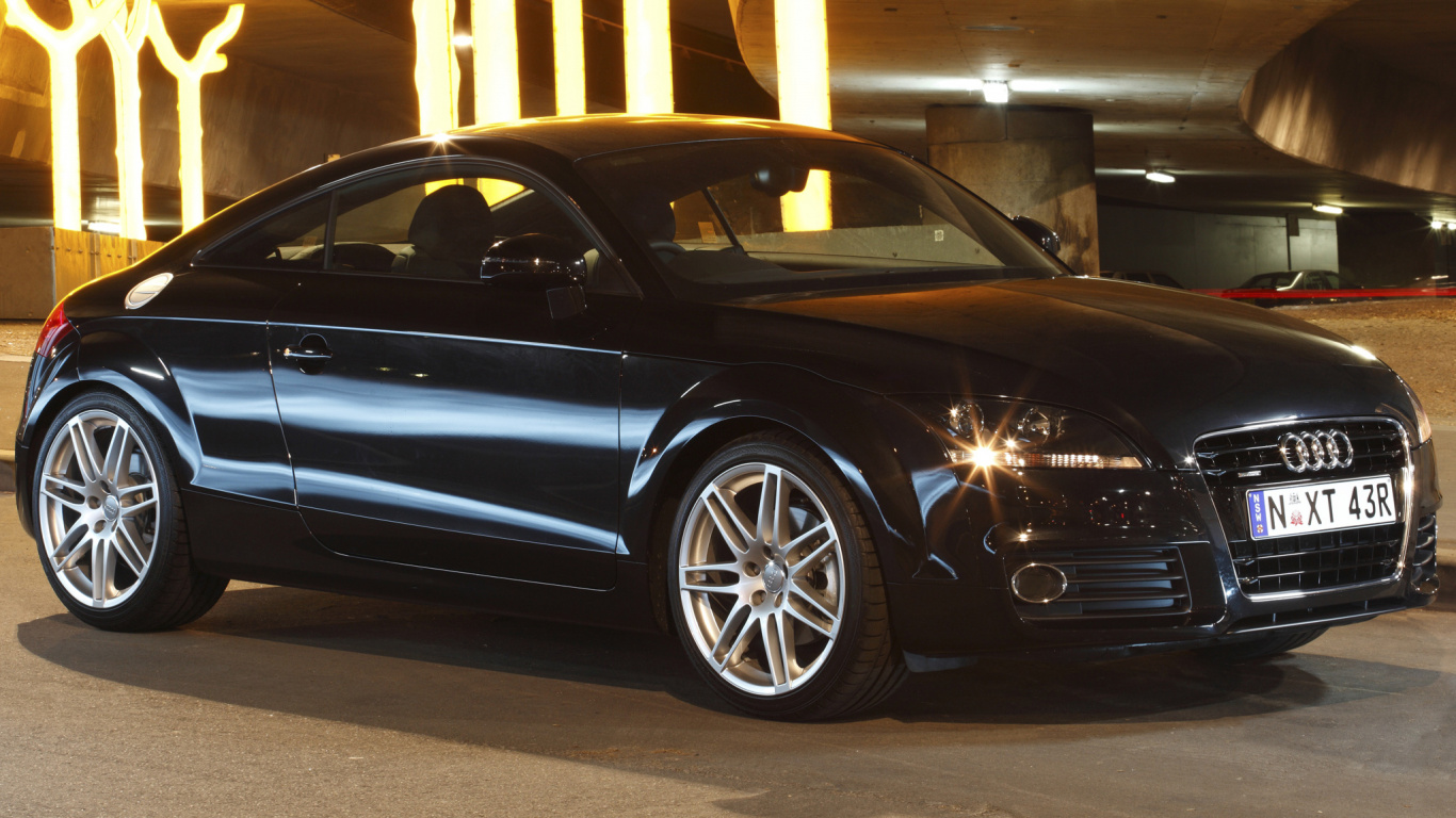 Schwarzes Mercedes-benz-coupé in Garage Geparkt. Wallpaper in 1366x768 Resolution