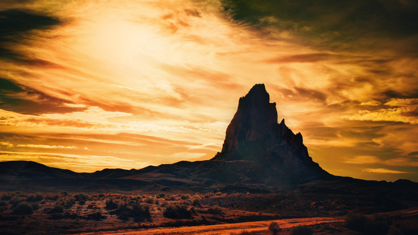 Brauner Felsiger Berg Unter Bewölktem Himmel Tagsüber. Wallpaper in 1366x768 Resolution