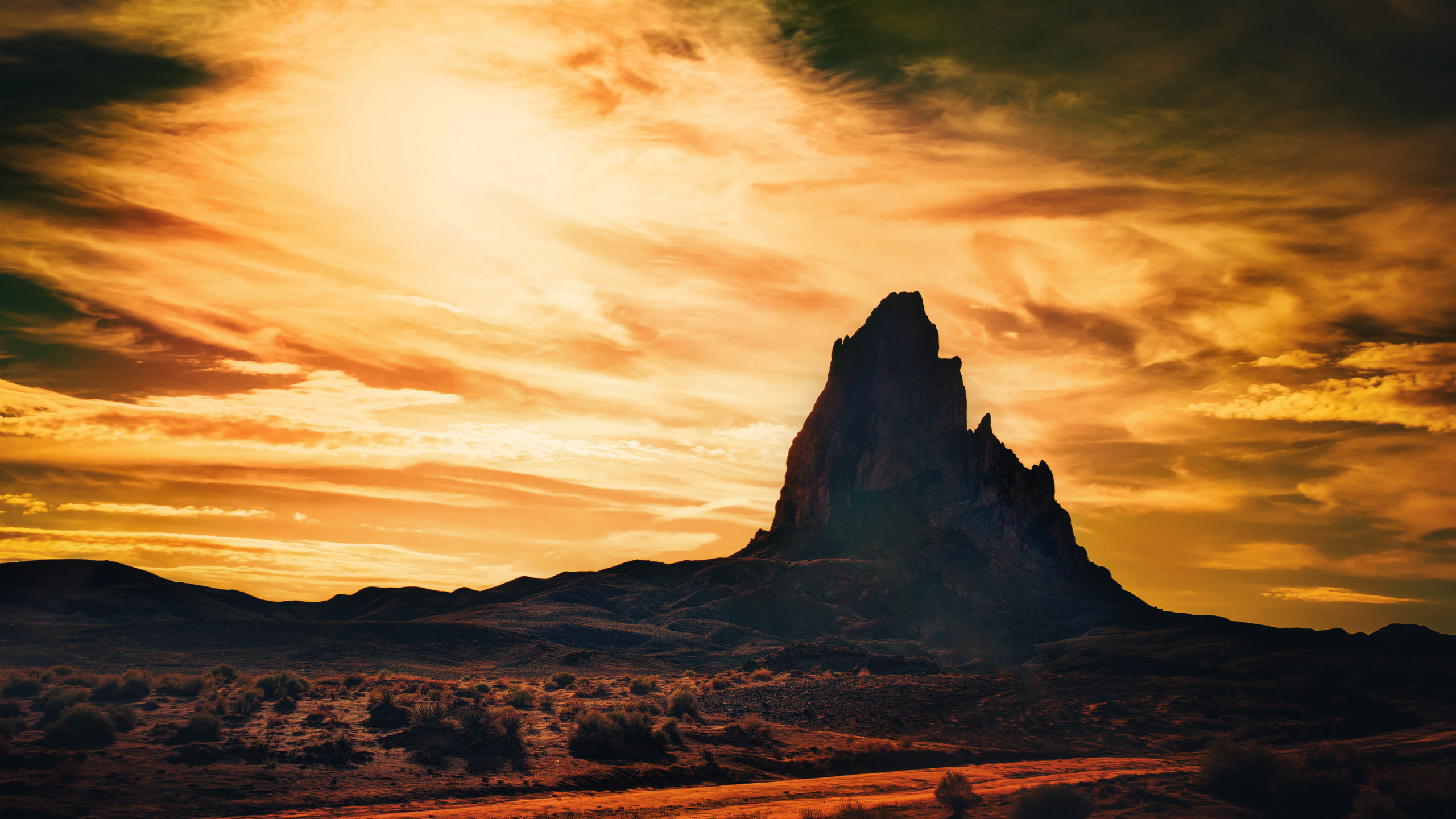 Brauner Felsiger Berg Unter Bewölktem Himmel Tagsüber. Wallpaper in 2560x1440 Resolution