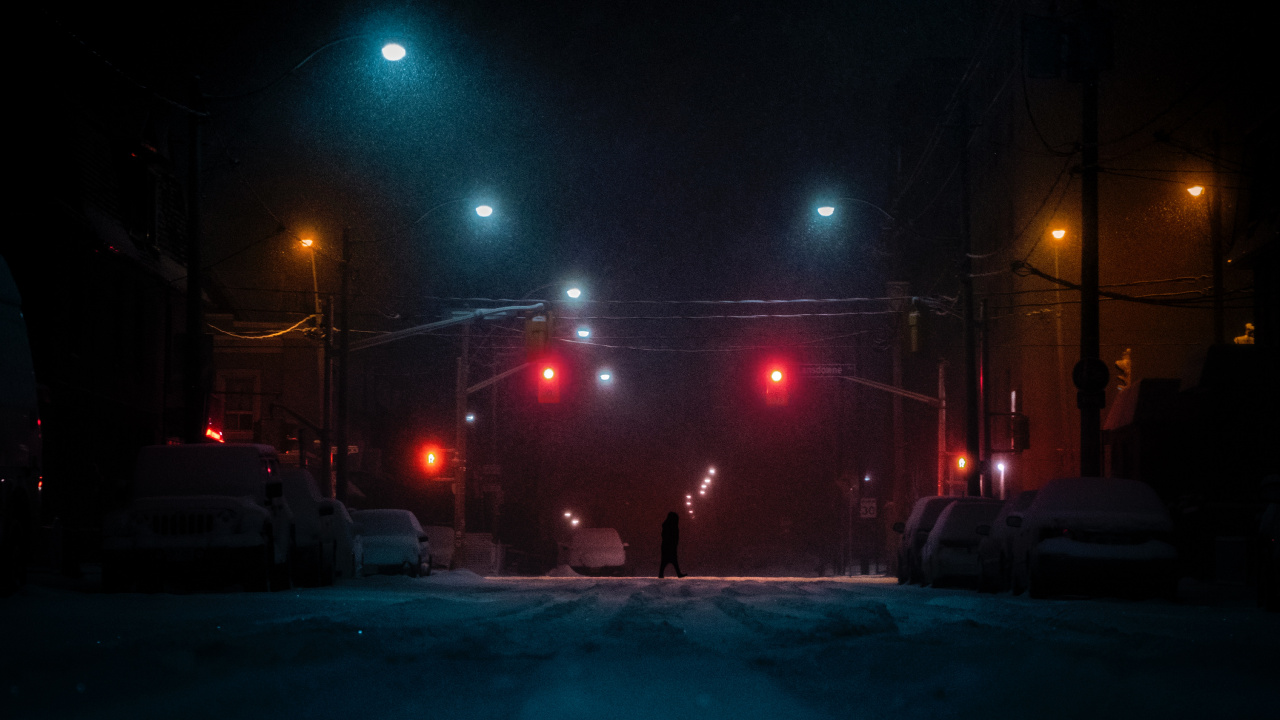 Person, Die Nachts Auf Der Straße Geht. Wallpaper in 1280x720 Resolution