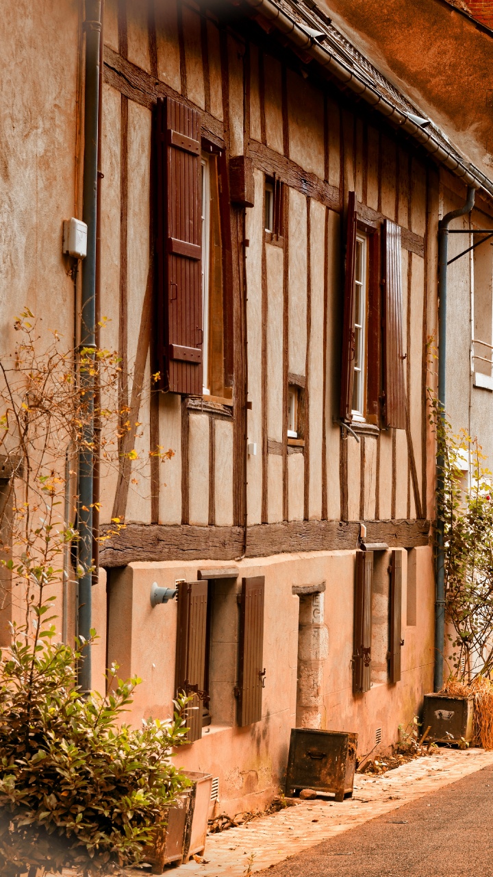 Maison en Bois Brune Près Des Arbres Verts Pendant la Journée. Wallpaper in 720x1280 Resolution