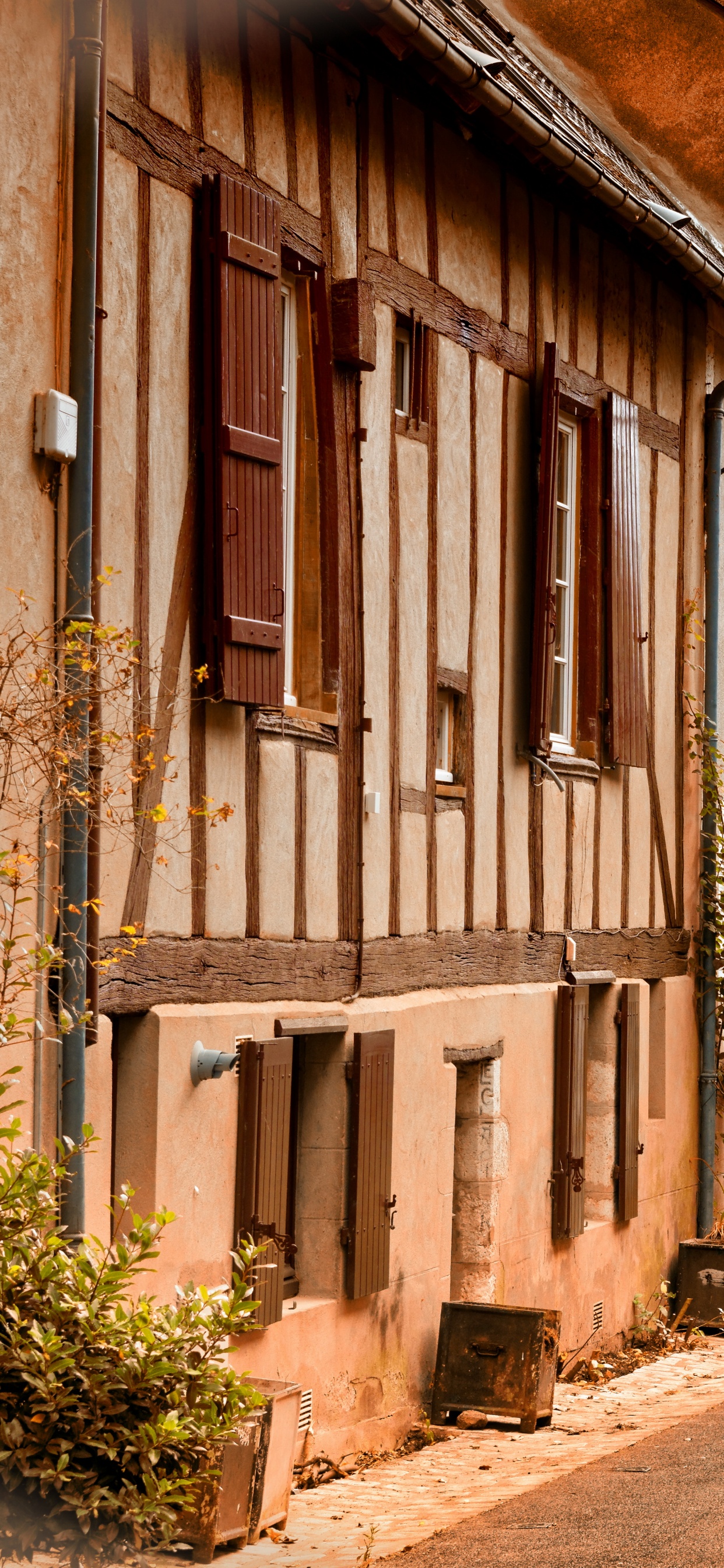 Braunes Holzhaus in Der Nähe Von Grünen Bäumen Tagsüber. Wallpaper in 1242x2688 Resolution