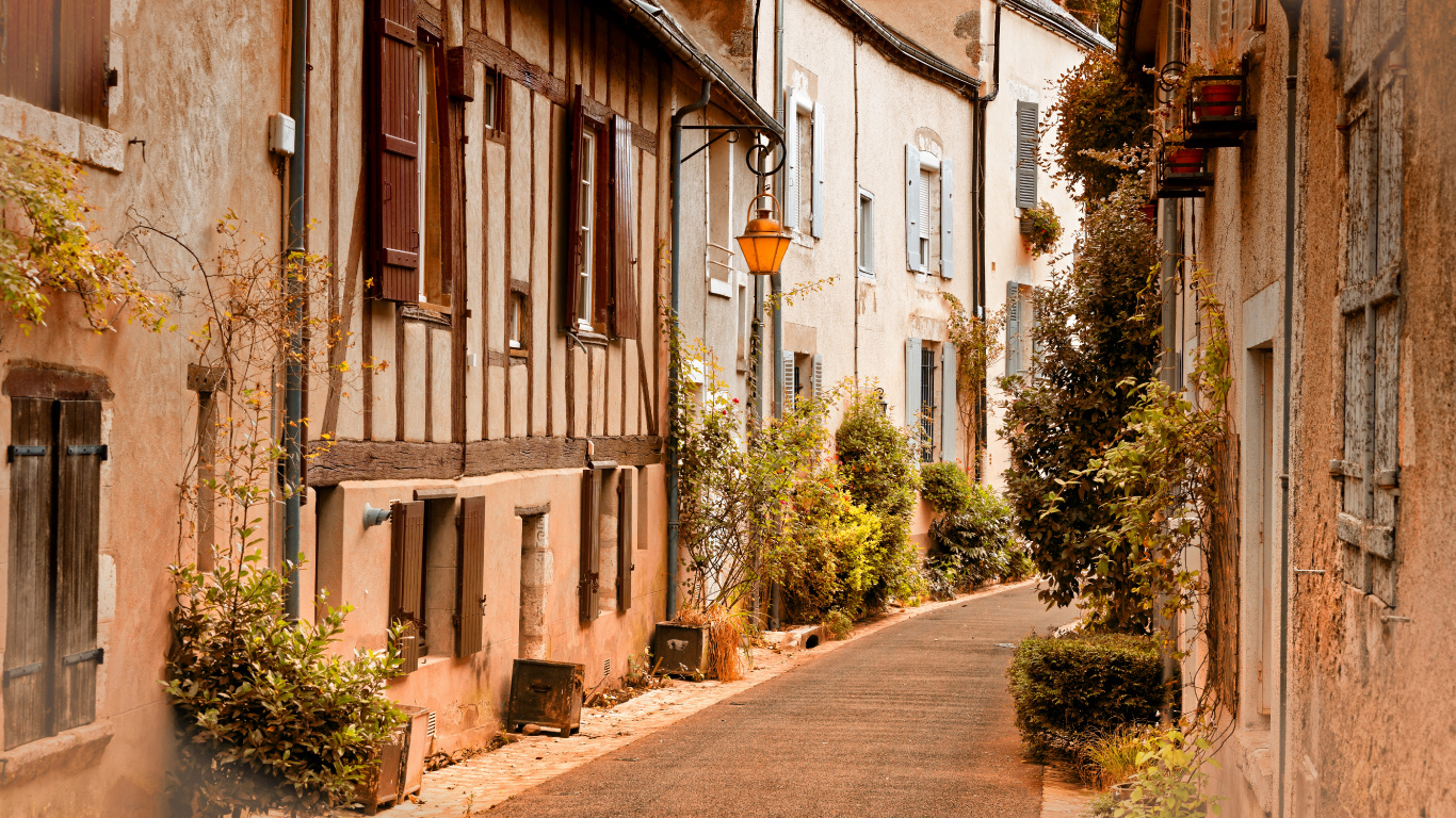 Braunes Holzhaus in Der Nähe Von Grünen Bäumen Tagsüber. Wallpaper in 1366x768 Resolution