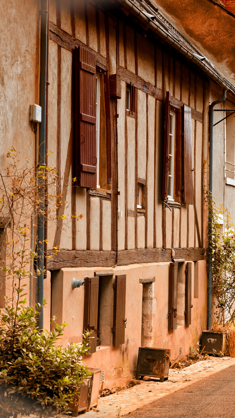 Braunes Holzhaus in Der Nähe Von Grünen Bäumen Tagsüber. Wallpaper in 750x1334 Resolution