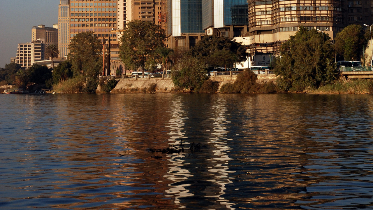High Rise Building Near Body of Water During Daytime. Wallpaper in 1280x720 Resolution