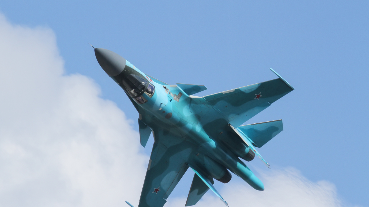 Gray Fighter Jet Flying in The Sky. Wallpaper in 1280x720 Resolution