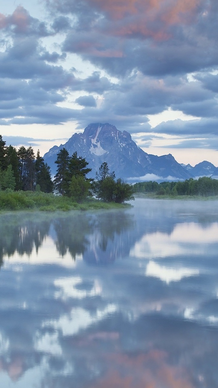 Grüne Bäume in Der Nähe Des Sees Unter Bewölktem Himmel Tagsüber. Wallpaper in 720x1280 Resolution