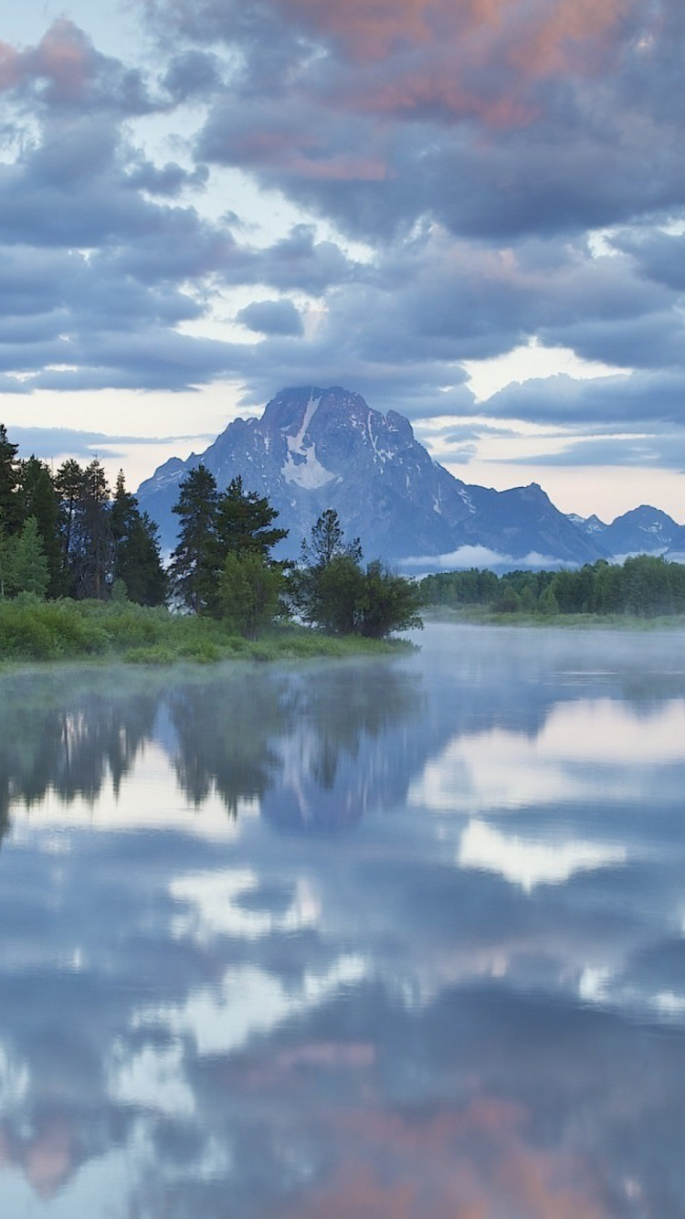 Grüne Bäume in Der Nähe Des Sees Unter Bewölktem Himmel Tagsüber. Wallpaper in 750x1334 Resolution