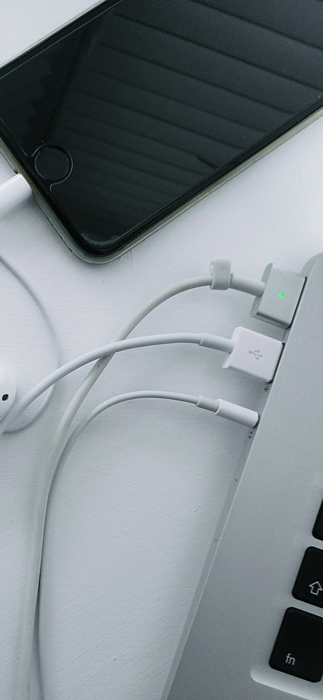 Auriculares Blancos Sobre Mesa Blanca. Wallpaper in 1242x2688 Resolution