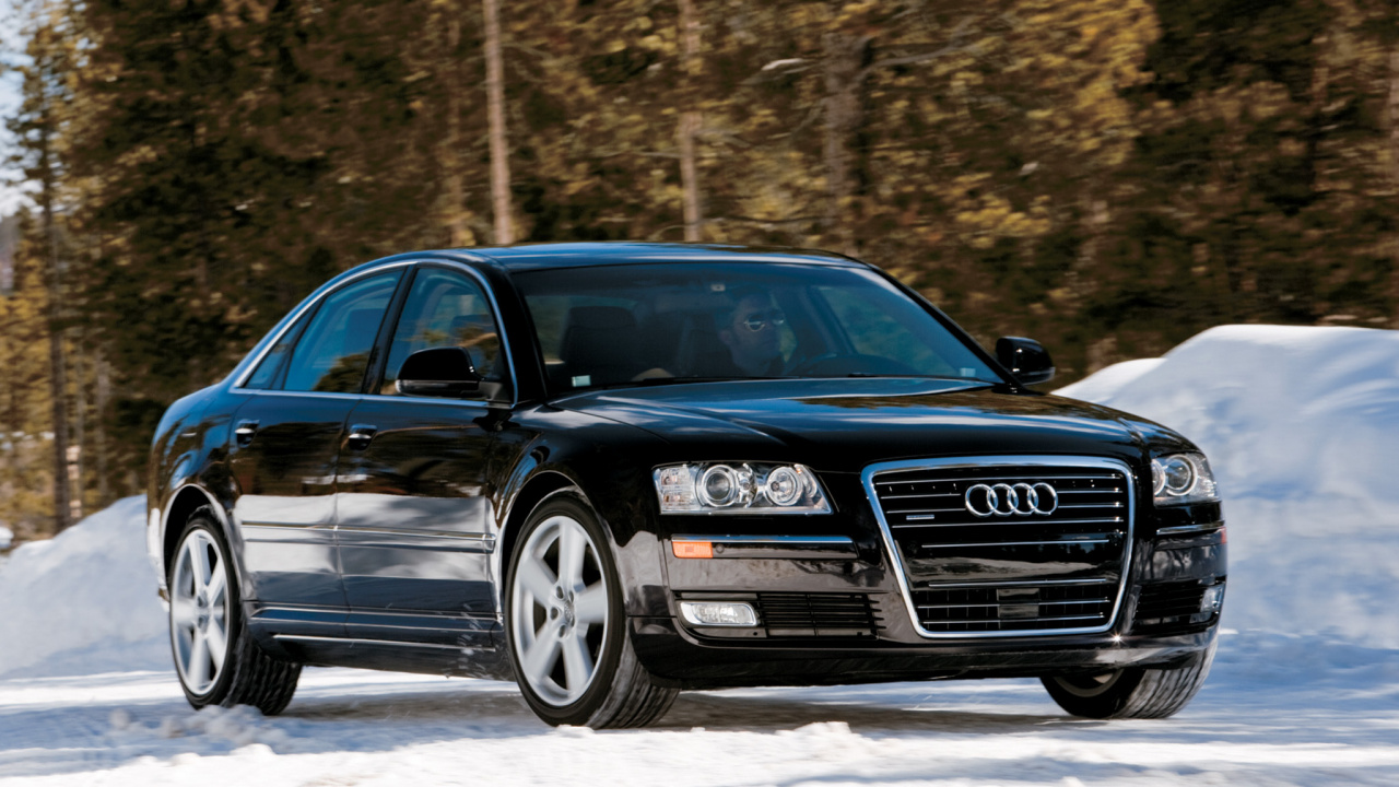 Schwarzer Audi a 4 Auf Schneebedecktem Grund. Wallpaper in 1280x720 Resolution