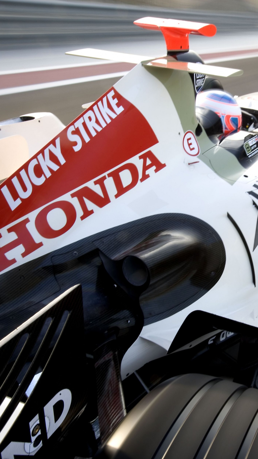 Weiß Und Rot f 1 Auto. Wallpaper in 1080x1920 Resolution