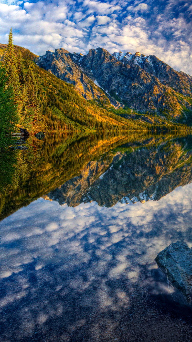 Grüne Bäume in Der Nähe Des Sees Tagsüber Lake. Wallpaper in 750x1334 Resolution