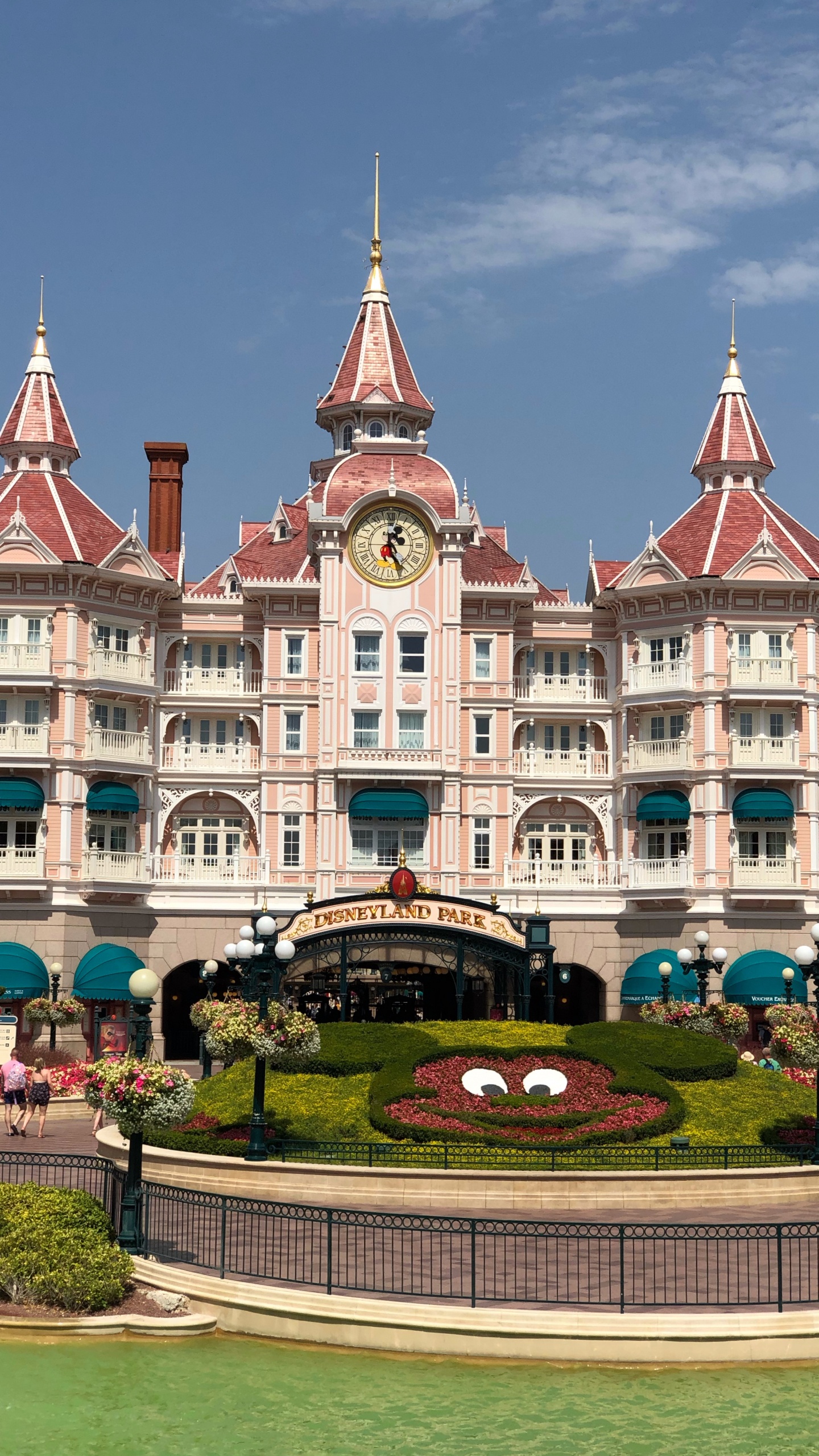 Hotel Disneyland Resort Paris, Spire, Hito, Fachada, Campanario. Wallpaper in 1440x2560 Resolution