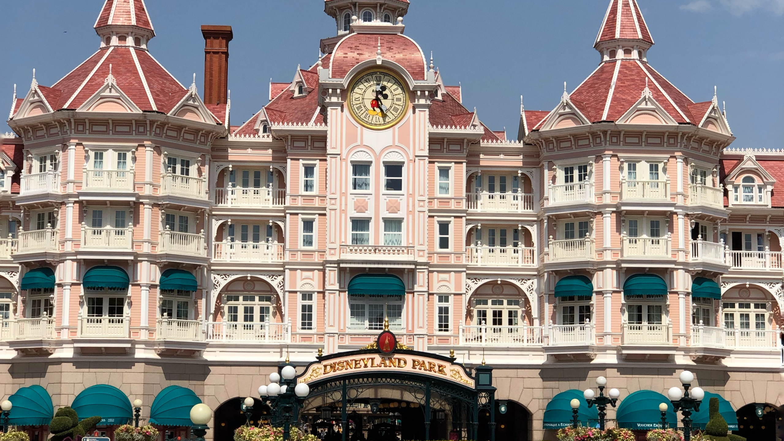Hotel Disneyland Resort Paris, Spire, Hito, Fachada, Campanario. Wallpaper in 2560x1440 Resolution