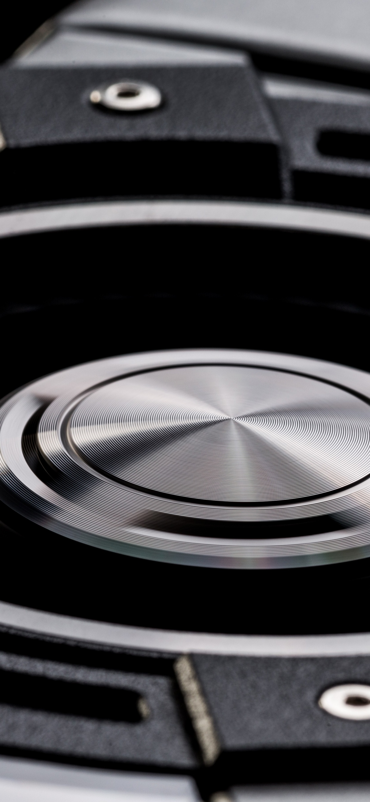 Schwarzes Und Silbernes Rundes Gerät. Wallpaper in 1242x2688 Resolution