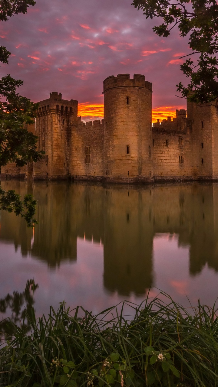 Brown Concrete Building Near Body of Water During Daytime. Wallpaper in 720x1280 Resolution