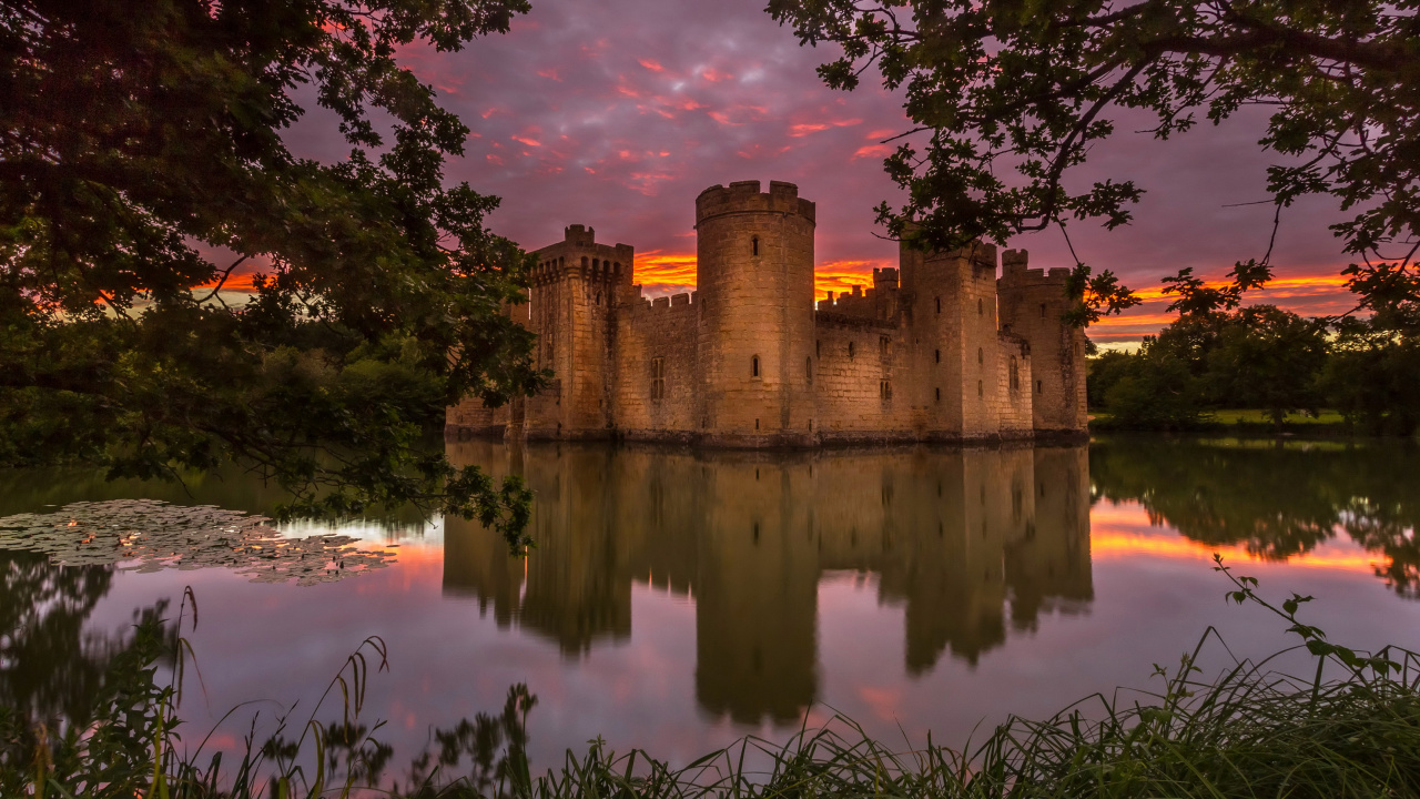 Bâtiment en Béton Brun Près D'un Plan D'eau Pendant la Journée. Wallpaper in 1280x720 Resolution
