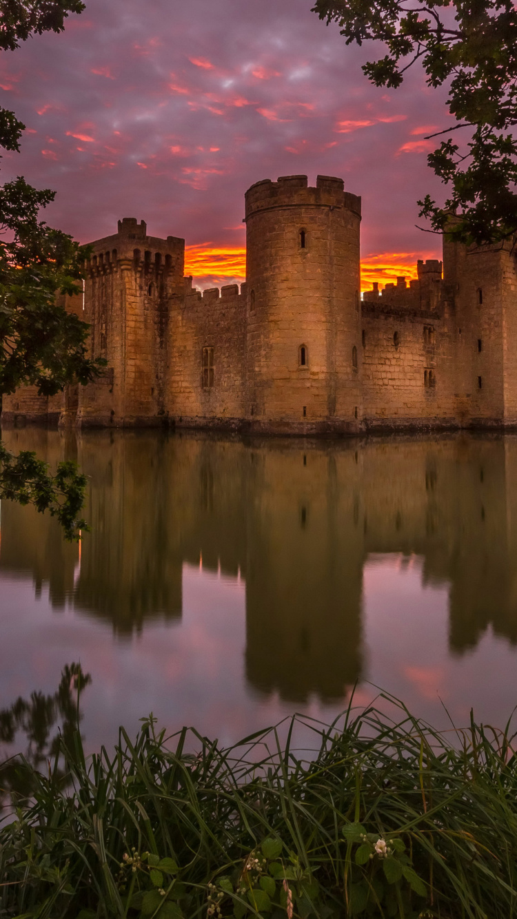 Bâtiment en Béton Brun Près D'un Plan D'eau Pendant la Journée. Wallpaper in 750x1334 Resolution