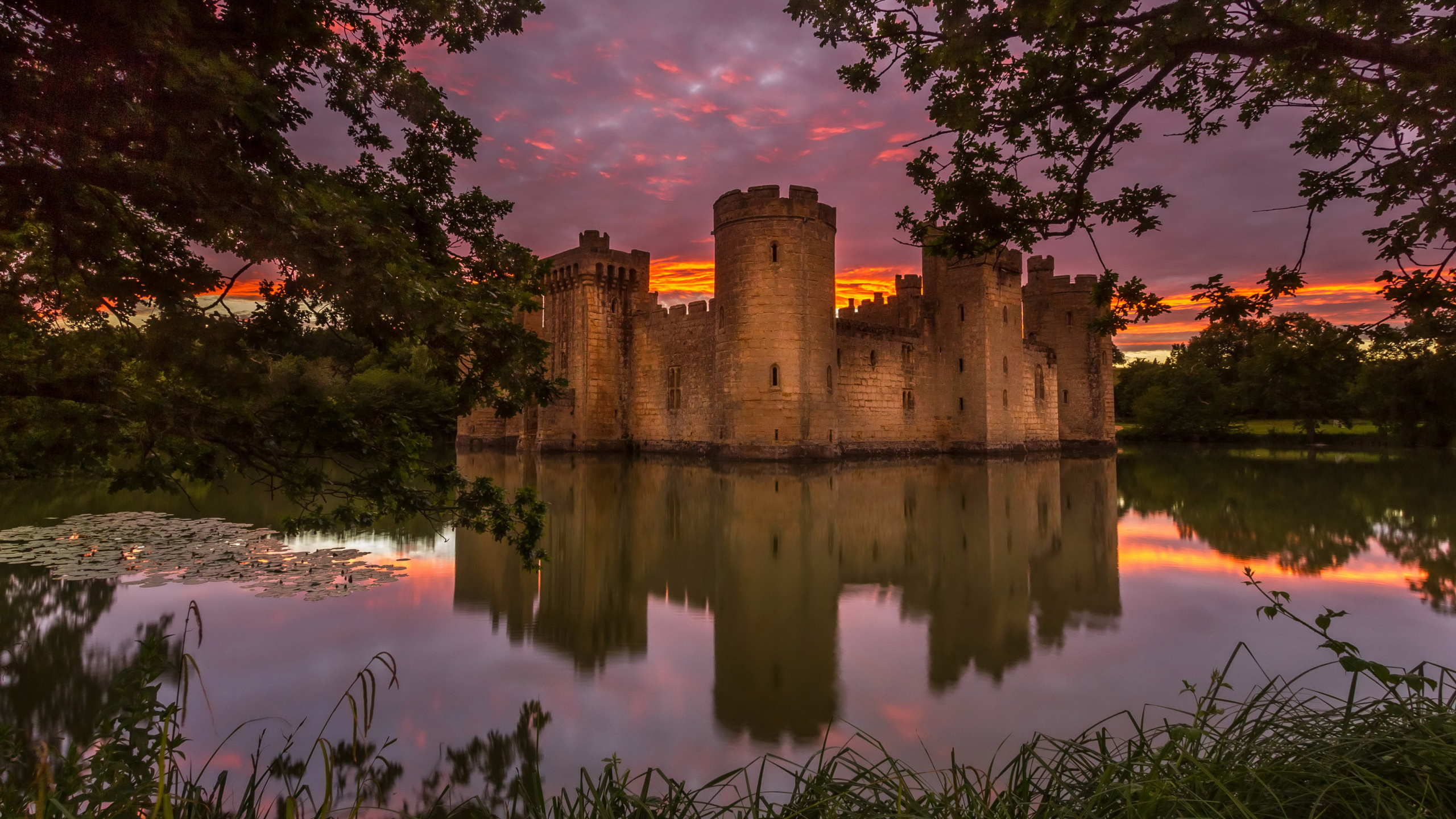 Edificio de Hormigón Marrón Cerca Del Cuerpo de Agua Durante el Día. Wallpaper in 2560x1440 Resolution