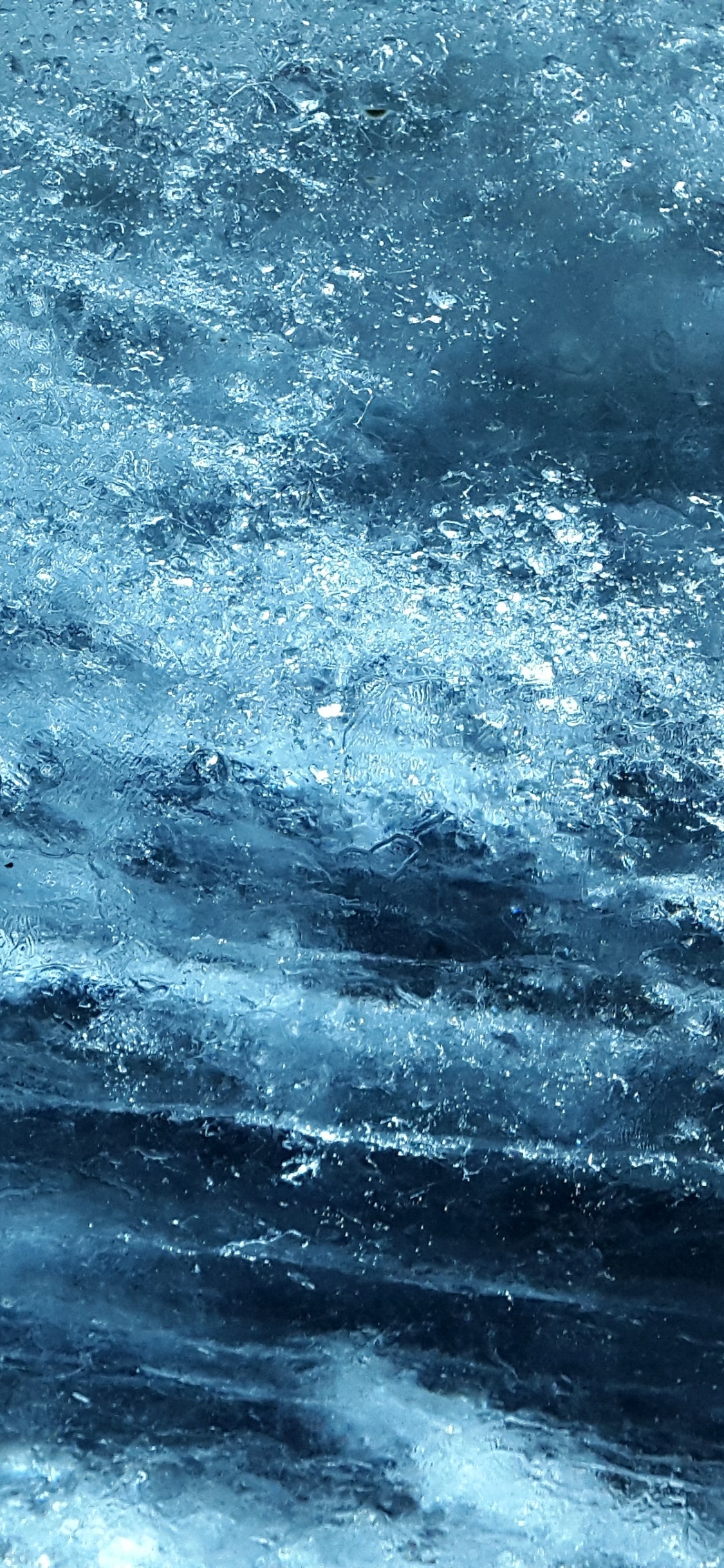 Blaue Und Weiße Wasserwellen. Wallpaper in 1125x2436 Resolution