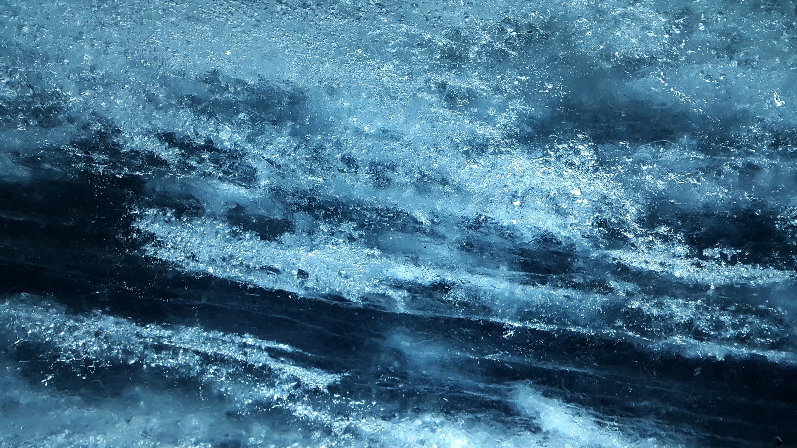 Blue and White Water Waves. Wallpaper in 2560x1440 Resolution