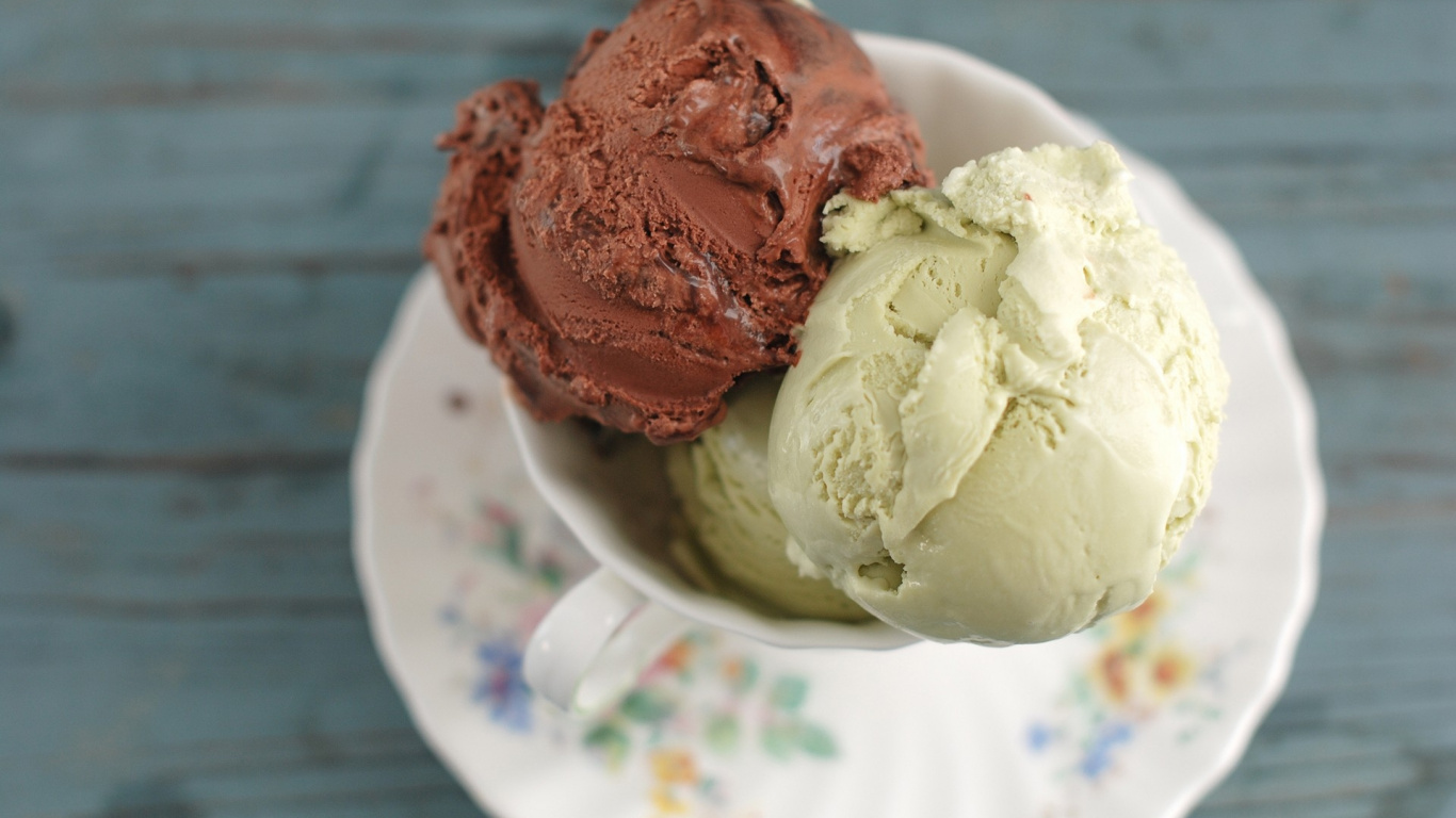 Ice Cream on White Ceramic Plate. Wallpaper in 1366x768 Resolution