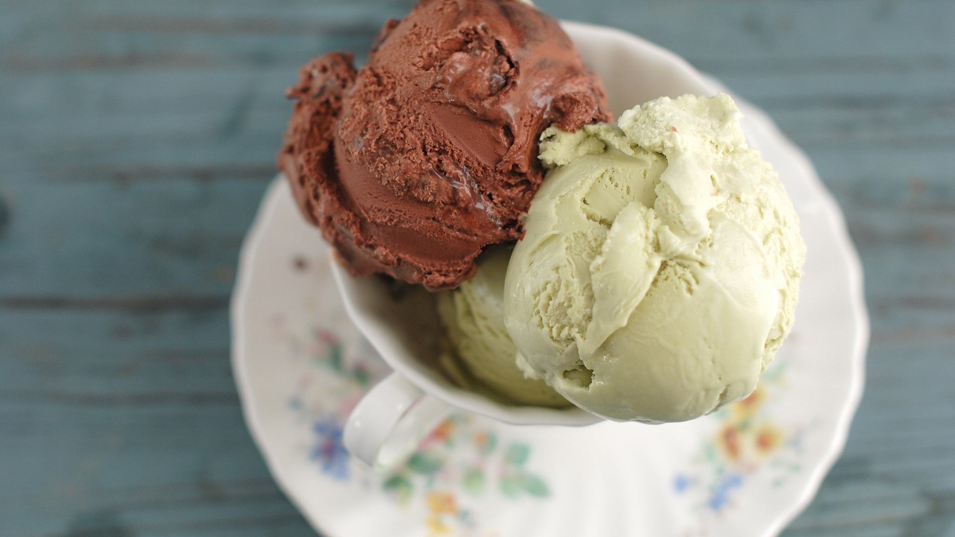 Helado en Plato de Cerámica Blanca. Wallpaper in 1920x1080 Resolution