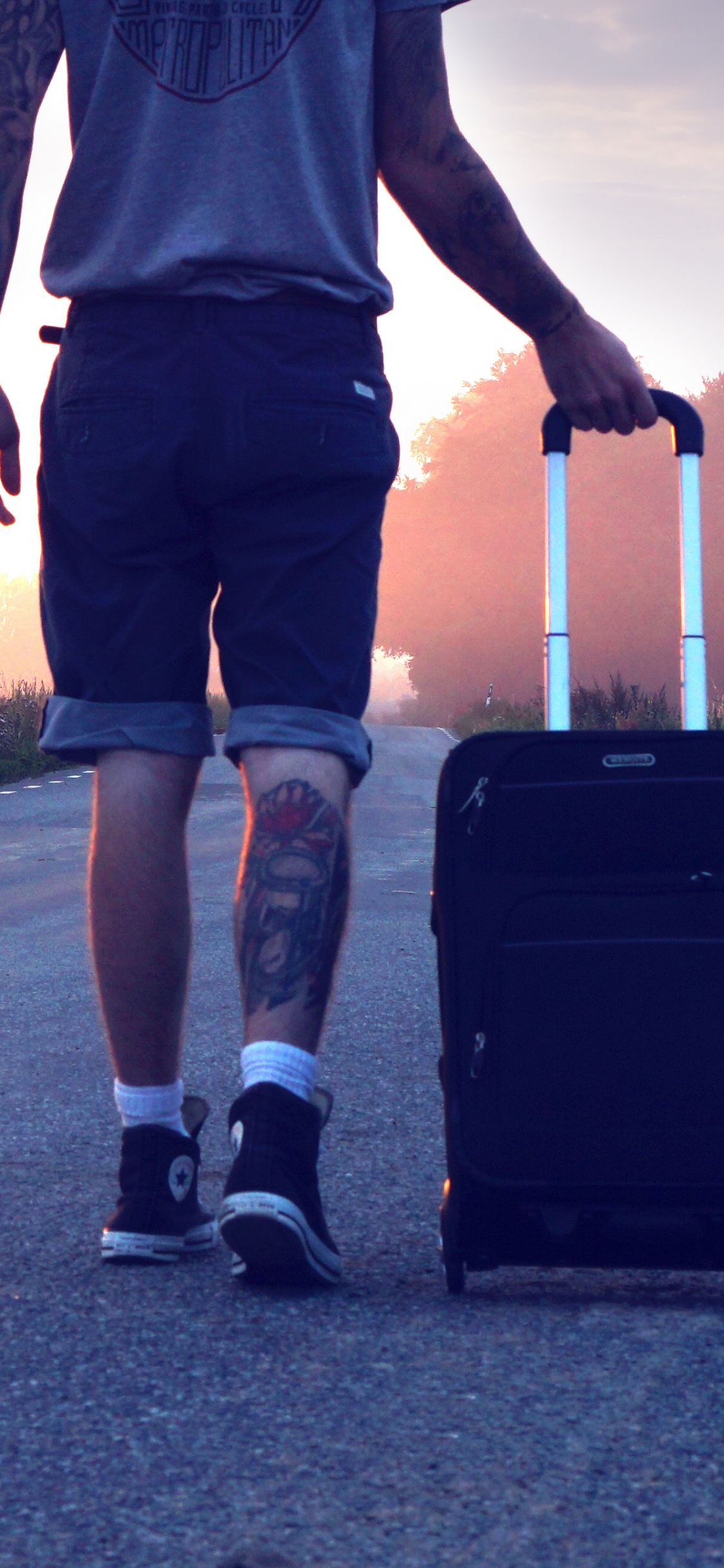 Mann im Schwarzen Tanktop, Der Tagsüber Auf Der Straße Läuft. Wallpaper in 1125x2436 Resolution