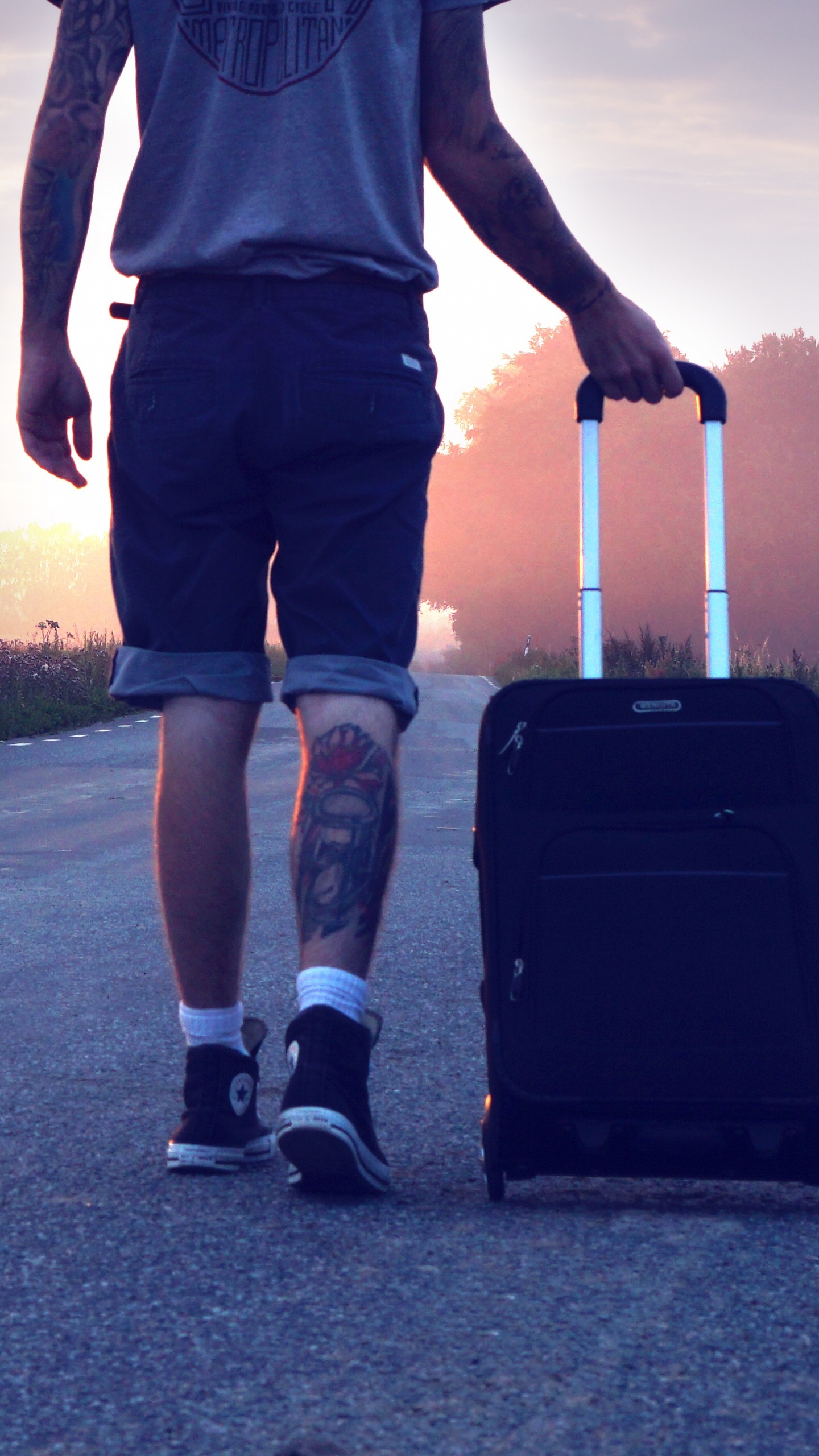 Mann im Schwarzen Tanktop, Der Tagsüber Auf Der Straße Läuft. Wallpaper in 1440x2560 Resolution