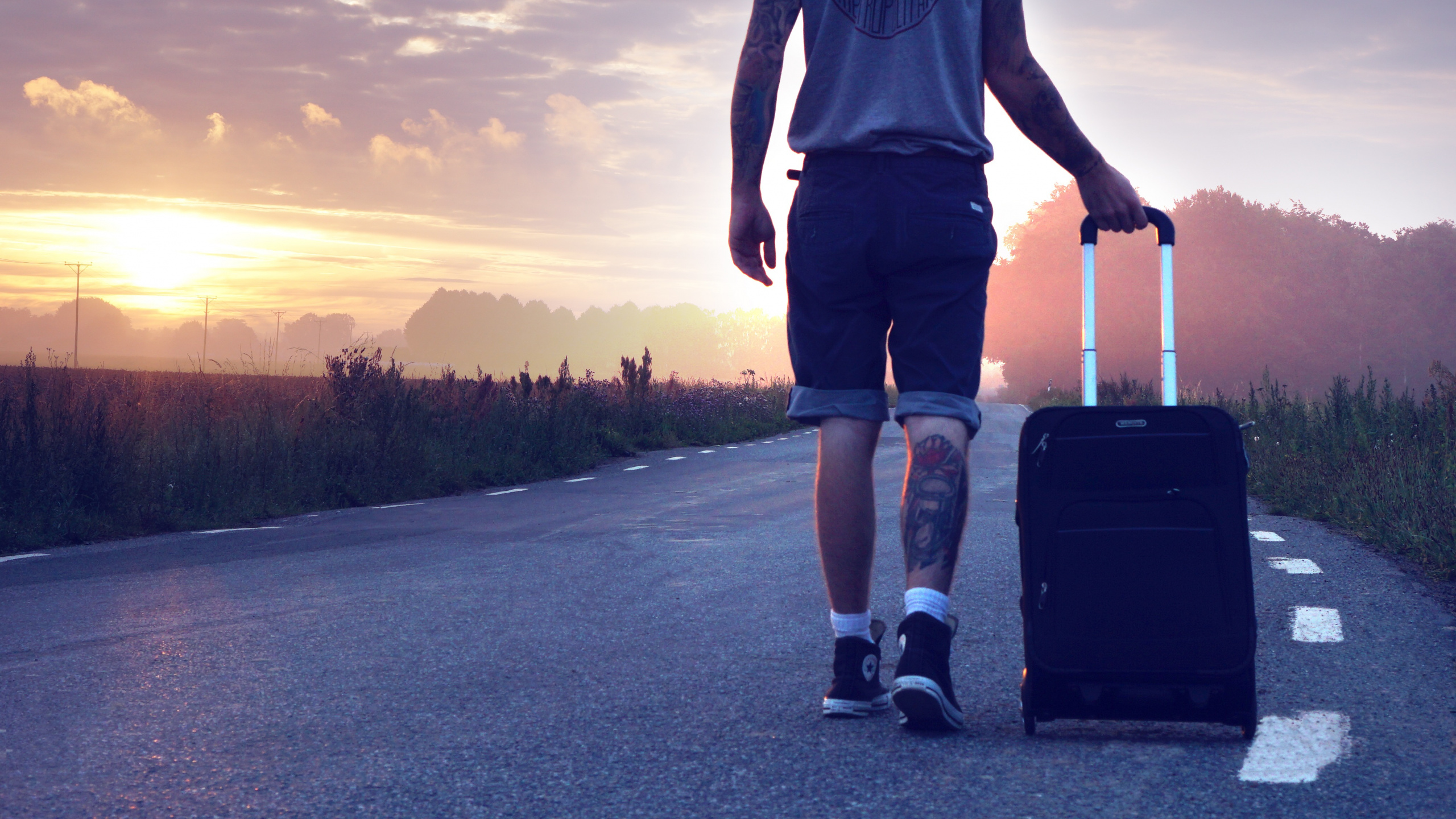 Mann im Schwarzen Tanktop, Der Tagsüber Auf Der Straße Läuft. Wallpaper in 2560x1440 Resolution