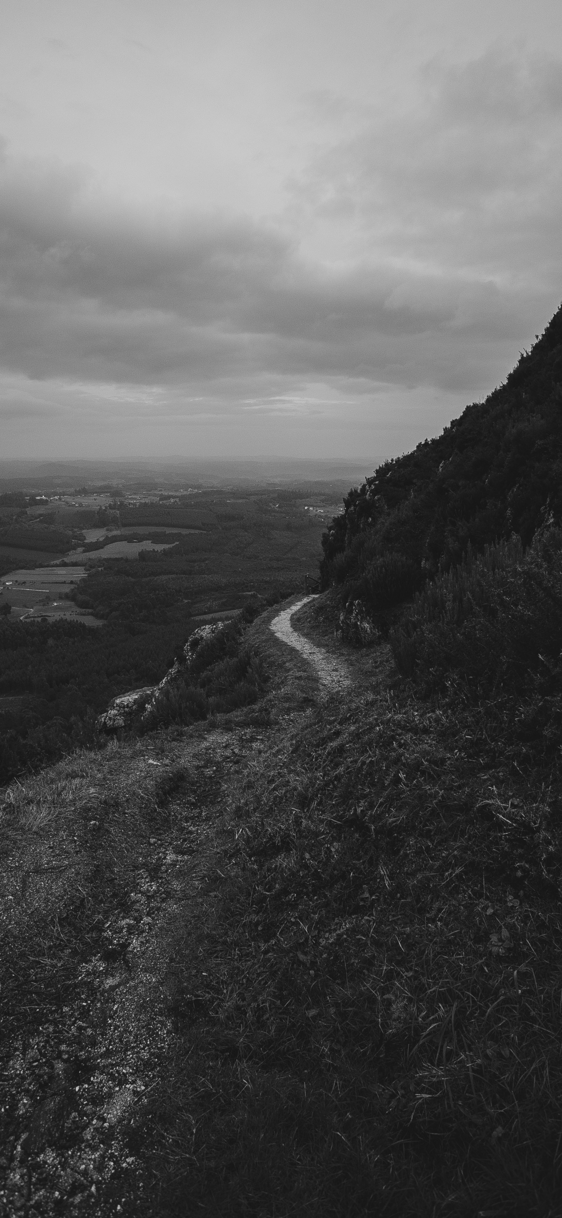 Hochland, Wei, Schwarz, Meer, Küste. Wallpaper in 1125x2436 Resolution