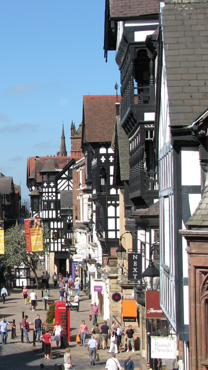 Personnes Marchant Dans la Rue Entre Les Bâtiments Pendant la Journée. Wallpaper in 720x1280 Resolution