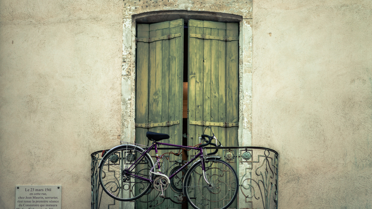 Bicicleta de Ciudad Negra Estacionada Junto a la Puerta de Madera Marrón. Wallpaper in 1280x720 Resolution