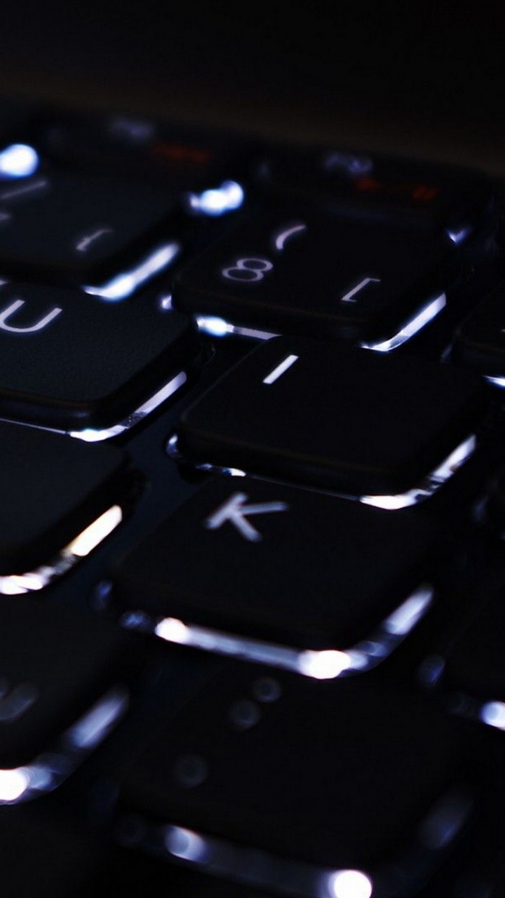 Clavier D'ordinateur Noir Sur Surface Noire. Wallpaper in 720x1280 Resolution