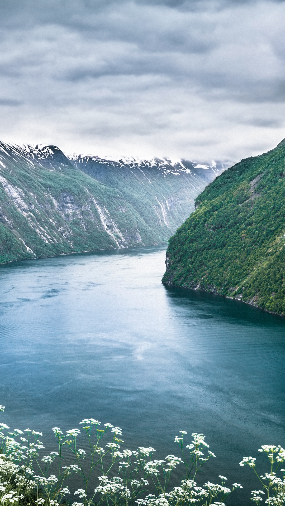 Cascada de Las Siete Hermanas, Geirangerfjord, Geiranger, Skagefl, Fiordo. Wallpaper in 1080x1920 Resolution