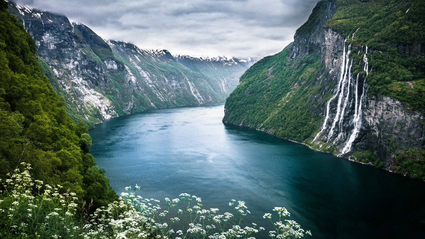 Cascada de Las Siete Hermanas, Geirangerfjord, Geiranger, Skagefl, Fiordo. Wallpaper in 1366x768 Resolution