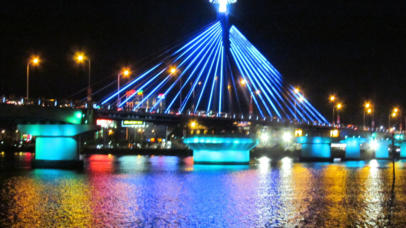 Bateau Bleu et Blanc Sur L'eau Près du Pont Pendant la Nuit. Wallpaper in 1366x768 Resolution