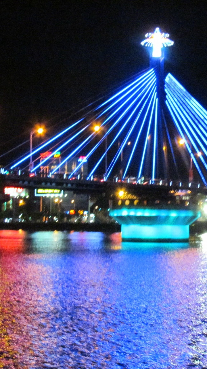 Barco Azul y Blanco Sobre el Agua Cerca Del Puente Durante la Noche. Wallpaper in 720x1280 Resolution