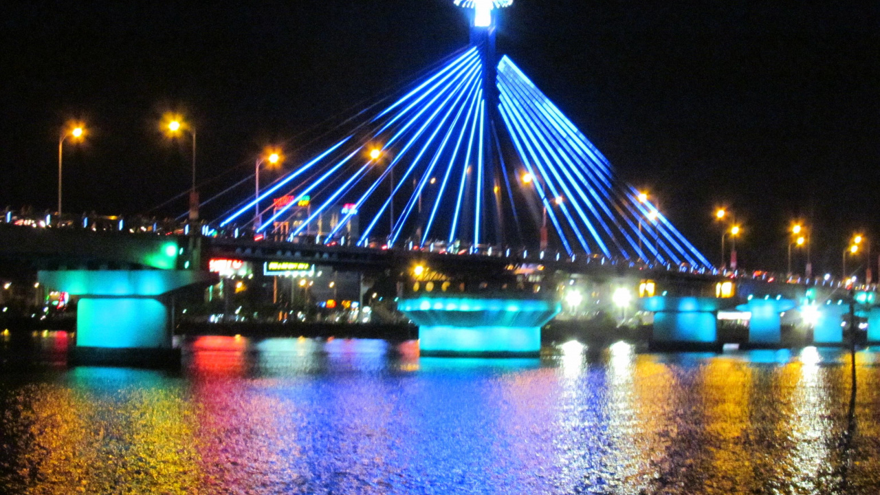 Blaues Und Weißes Boot Auf Dem Wasser in Der Nähe Der Brücke Während Der Nacht. Wallpaper in 1280x720 Resolution
