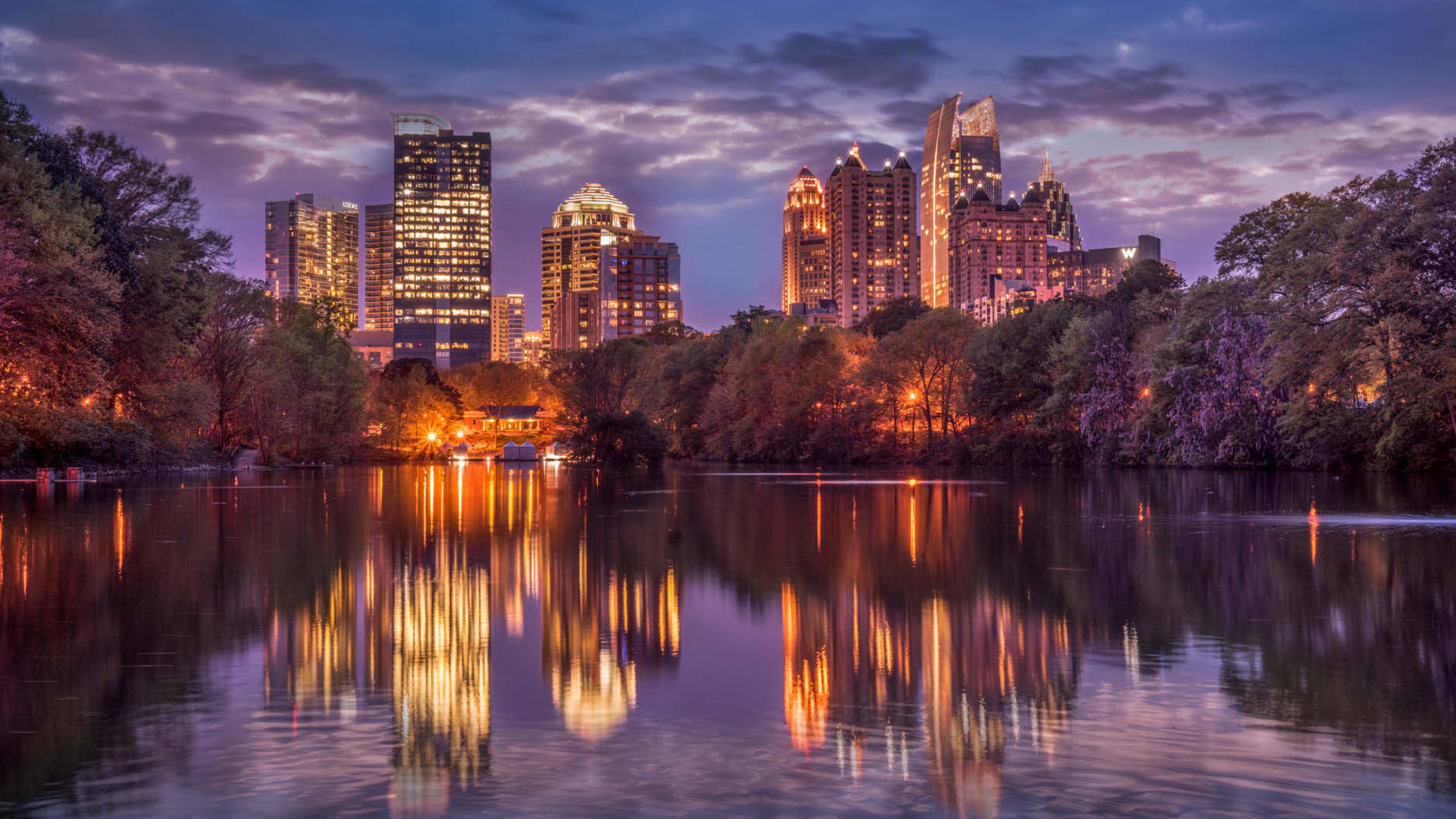 Cuerpo de Agua Cerca de Los Edificios de la Ciudad Durante la Noche. Wallpaper in 3840x2160 Resolution